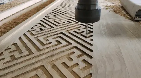 CNC frēze darbībā, izgriež rakstu kokā